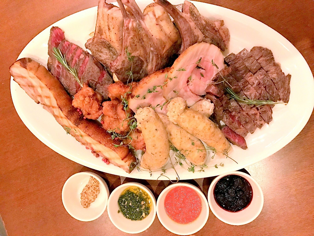 パーティーにぴったりのSpecialミートプレートは4人前～。少人数でガッツリ食べても◎シェアしても◎