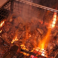鶏肉の旨みが凝縮！豪快に炭火で焼き上げるバラ焼き