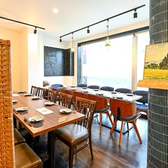 宴会席１２～２４名用。完全に区切られている空間ではありませんが店内の雰囲気を楽しめることや席同士の密着もなく仲間内での一体感は会話は通るお席です。