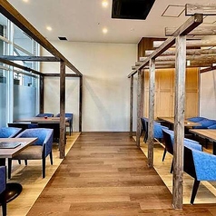 パーテーション対応の半個室をそなえた落ち着き空間が魅力♪全94席の禁煙店内は10～20人・20～30人・30人以上の集まりにも便利★ゆったり過ごせる心地よさが広がり、気軽に利用しやすい居心地の良さも感じられる空間です。みんなで過ごす時間がさらに楽しくなる雰囲気が魅力です。立ち寄りやすい使いやすさも嬉しい点です。