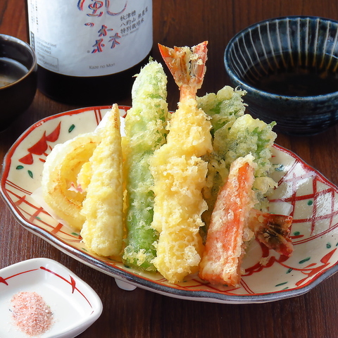 旬野菜と厳選素材。職人が揚げる自慢の天ぷらを、心ゆくまでご堪能ください。の写真