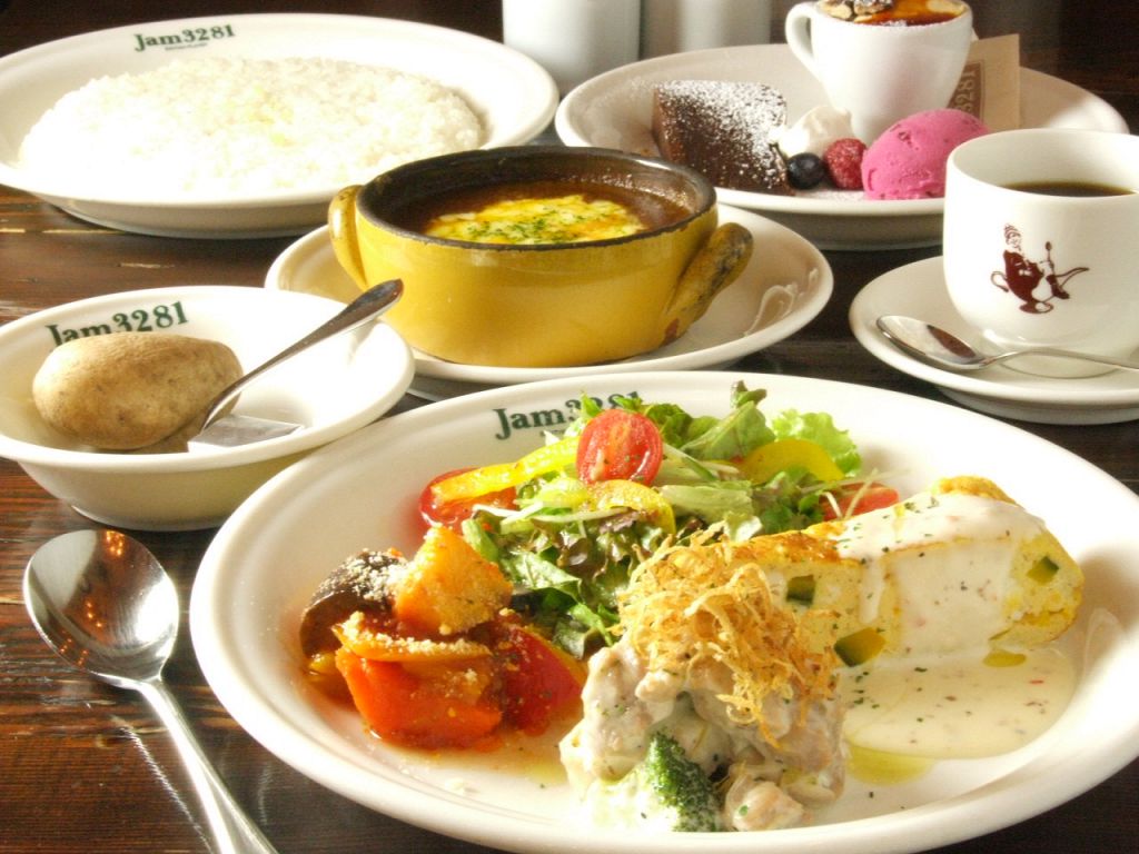 イギリスの主食にもなるジャガイモを添えたカレーと、季節のデザートの盛り合わせなどの組み合わせ。