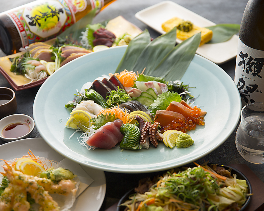 地元市場直送の鮮魚は数量限定の為,売り切れ御免！単品のお料理のご予約も受け付けております♪