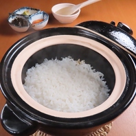 伊賀焼きの土鍋を使用した炊き立ての銀シャリ