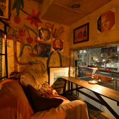 リラックスできる居心地の良い空間をご提供してます。柔らかなソファーに座って楽しめるテーブル席はデートに最適。落ち着いた雰囲気の中ゆったりと過ごせます。さらに壁にはアートが施され独特の個性を感じさせるインテリアも魅力です。窓からの自然光が差し込み心地よい明るさを演出しており最適な設備が整っております。