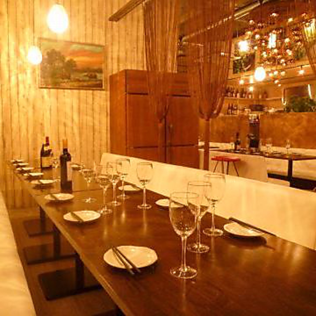 席はゆったりベンチシート。インテリアもこだわってます！