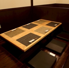 テーブル席は、掘りごたつになっており、ゆったりとした食事が楽しめます。3名から7名まで対応可能な広々としたテーブル配置は、接待や女子会、会社宴会など多彩なシーンに最適です。オーナー自身がこだわりを持って作られた料理を楽しみながら仕事仲間や大切な人と、心地よい時間を過ごすのにぴったりの席です。