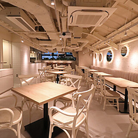 ゆったりと過ごせるテーブル席やソファー席を完備◎