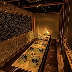 間接照明と和の装飾の数々が洗練された大人な空間を演出しております！扉付き完全個室となっておりますので周りを気にせずお楽しみいただけますよ！当店でゆっくりと羽を伸ばしてご寛ぎくださいませ♪(おでん/居酒屋/渋谷駅/飲み放題/完全個室/海鮮/炉端焼き/焼き鳥)