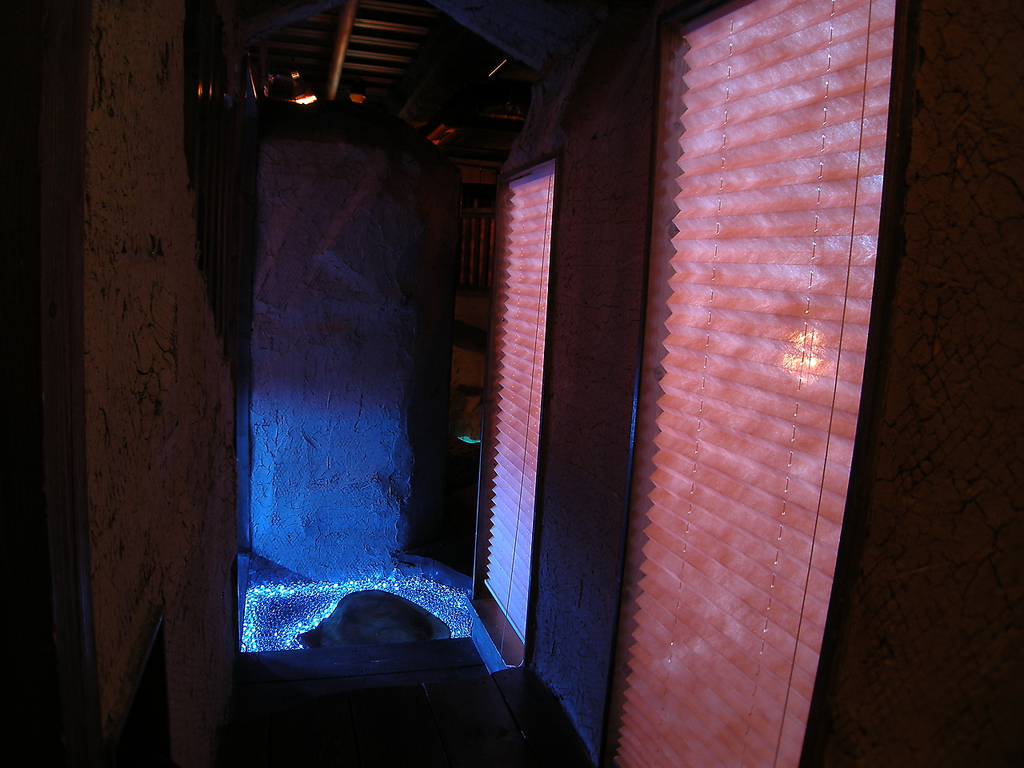 淡いピンクの灯りの奥に対面2名の個室が・・・