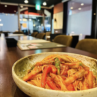 カウンター席で美味しい料理とともにお酒を楽しめる。
