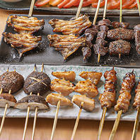 当日に串うちした素材が新鮮な焼き鳥を提供