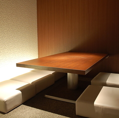 【最大10人様まで対応可能】2~4人様用のお席が2つ。繋げて最大10人様まで対応可能な、座敷の完全個室席。