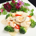 料理メニュー写真 海鮮三種と季節野菜の炒めあっさり塩味