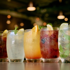 見た目も華やかなカクテルも多数ご用意！モクテルも。