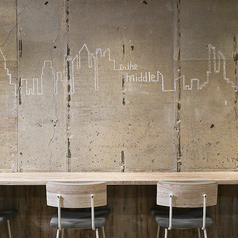 【デートにおすすめ！】木の温もりがあるテーブル席の反対側にはモルタルの少しクールな印象のミドルカウンターはお一人のお客様やカジュアルなデートにピッタリです。