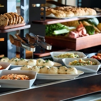 ランチは選べるメイン+種類豊富なビュッフェで