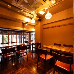 ゆったりと配置されたテーブル席は、複数名での利用にも対応。会話を楽しみながら食事ができ、女子会や小規模な宴会にも最適です。自由が丘で使いやすいお席をご用意しています。