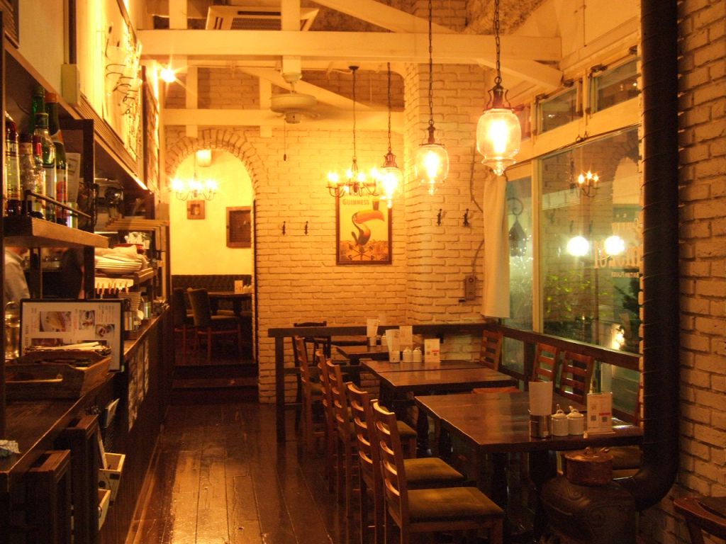 最大収容人数30人。DJブースで自分のお気に入りの音楽を流す事も出来る。