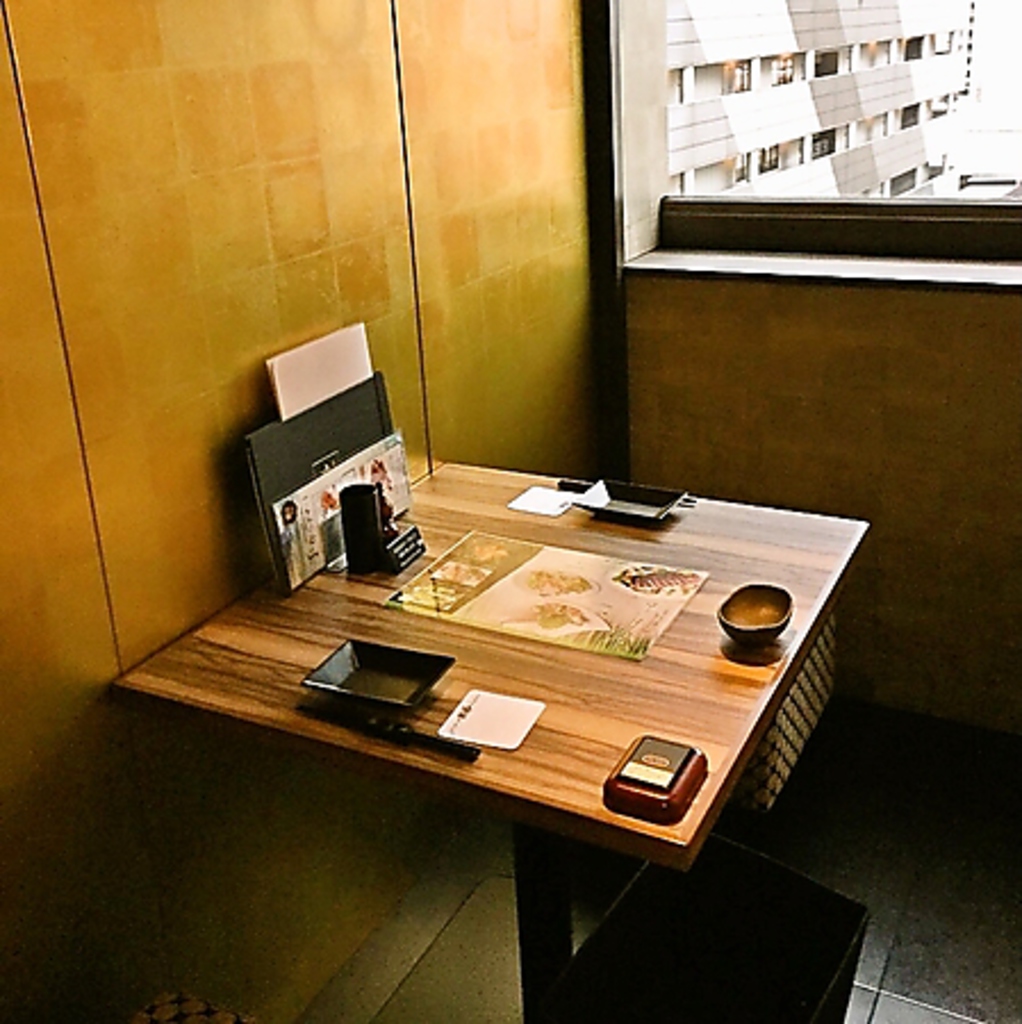 少人数から利用可能な個室は2名からご用意。大人デートや友人とお食事に★