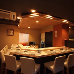 【1F：最大8名様まで】天ぷらカウンター席でゆったりと◎人数によって個室貸切可◎天ぷらコースをご予約いただいたお客様には『天ぷらカウンター』へご案内いたします。当店の専属天ぷら職人が、目の前で一品一品丁寧に揚げた天ぷらをご提供し、五感で楽しむ贅沢なひとときを演出！