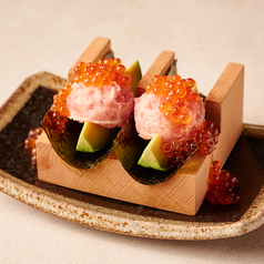 いくらとまぐろトロ アボカド海苔巻き (2貫)