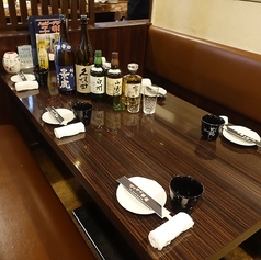 ご家族での食事や女子会に最適な6名様テーブル席を3卓ご用意しております 。広々とした空間で、小さなお子様連れのお客様も安心してお食事をお楽しみいただけます 。新鮮な生牡蠣や馬刺し、ローストビーフといった自慢の料理 を囲んで、思い出に残るひとときをお過ごしください。快適な空間で心ゆくまでご堪能いただけます