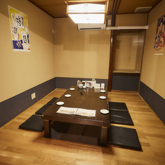 ▼個室。完全個室完備で、周囲を気にすることなく、ゆったりと博多名物料理を楽しめるお席です。大切なご接待、プライベートな飲み会、女子会など特別なシーンに最適。落ち着いた空間で、特別なひとときを。