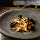 料理をより楽しむための工夫が満載です。新鮮な食材を使用し素材の美味しさを引き出しながら日々調理してます。さらに、食器などにもこだわっており、いっそう料理の魅力を引き立てております。心地よい空間で落ち着いてお食事を楽しむことができるよう配慮しながら、お客様に特別なひとときを提供するのを心がけています。