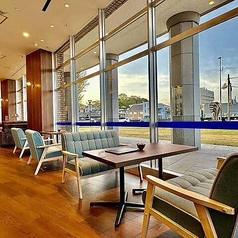 テーブル席が窓辺にひとつ配置された落ち着いた空間で、4名様用テーブルならではの気軽さが魅力♪ゆったり腰かけて過ごせる柔らかな雰囲気が広がり、自然とくつろげる使いやすさも嬉しいポイント★開放感のある心地よさに包まれ、ゆったりと楽しめるテーブル席です。穏やかな時間を満喫できる特別感が嬉しい空間です！