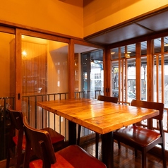 周りを気にせず過ごせる扉付き個室。少人数での食事や女子会、プライベートな集まりにおすすめです。落ち着いた空間で、ゆっくりと韓国料理とお酒をお楽しみください。