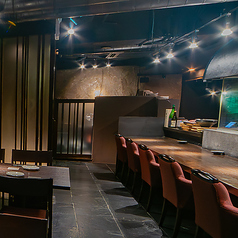 全6席のカウンター席は、料理人の手仕事を間近に感じられる特等席。新鮮な食材が織りなす臨場感あふれる調理風景を眺めながら、しっとりと大人の時間をお過ごしいただけます。