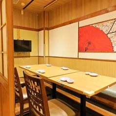 【靴を脱がなくてOK】店内は温かみのある明かりで雰囲気抜群♪気の合うお友達との飲み会や女子会や合コンなどに是非ご利用ください。お席は人数に合わせてご用意できます。ご相談ください！新鮮な海の幸を味わいながら、ゆったりとおくつろぎください。