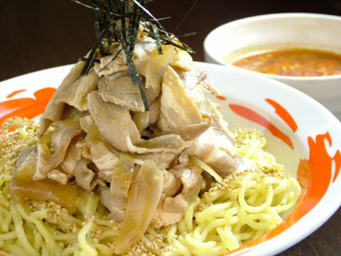 濃厚豚骨スープの『麺屋つけ丸上島店』が一周年！メガ盛り肉つけ980円大人気！