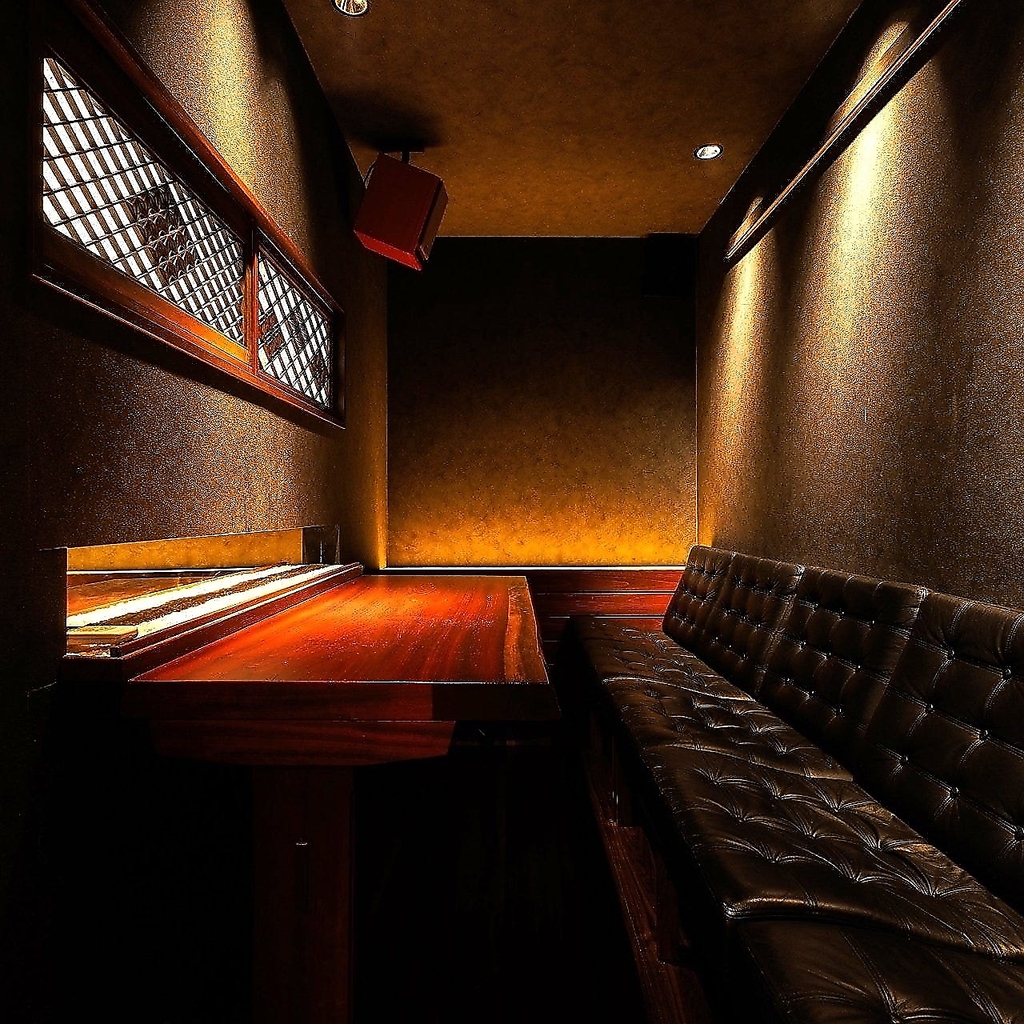 バーカウンターを抜けた奥、秘密の扉の向こうに隠れ家のような個室があります。デートにおすすめです