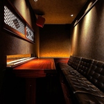 バーカウンターを抜けた奥、秘密の扉の向こうに隠れ家のような個室があります。デートにおすすめです