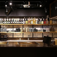 目の前で調理風景を楽しめるカウンター席もおすすめ◎