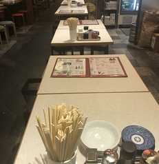 ゆっくりくつろげる、広々としたテーブル席。