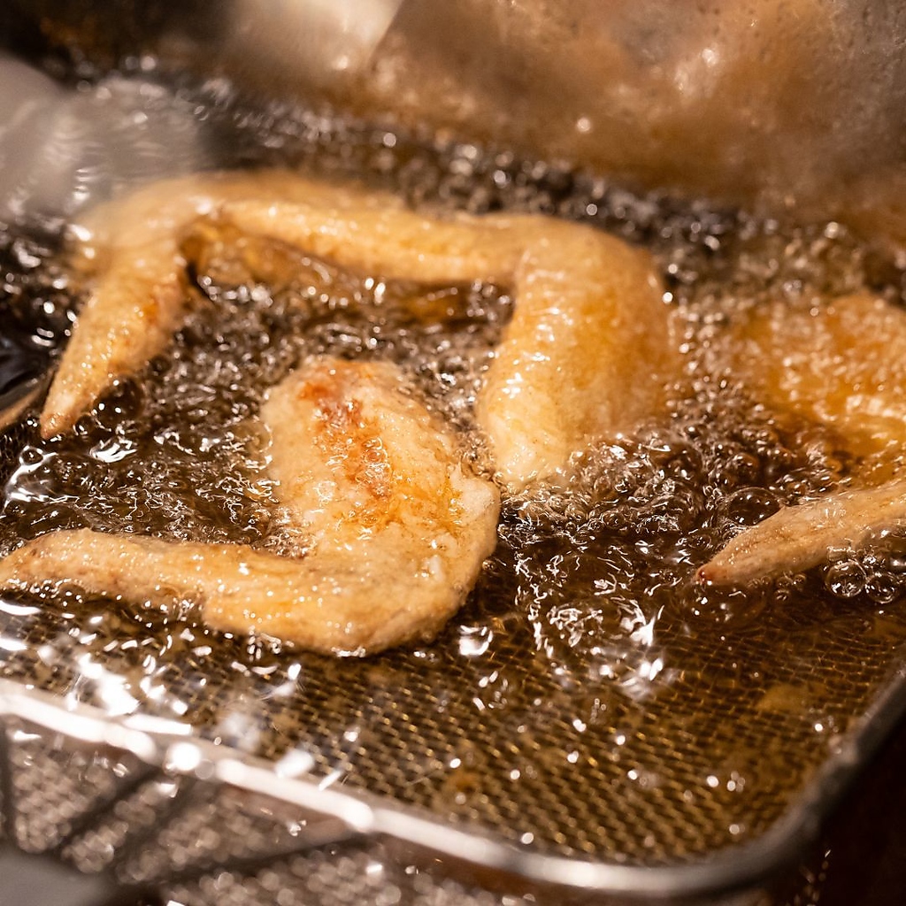 揚げたて自慢の手羽先！フレーバーも豊富