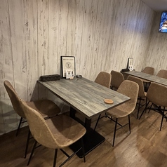 テーブル4名様席×2、6名様席×1