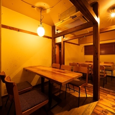 宴会利用に便利なテーブル席は、グループでの集まりにぴったり。料理とドリンクを楽しみながら、賑やかな時間を過ごせます。各種ご宴会や友人同士の集まりにおすすめです。