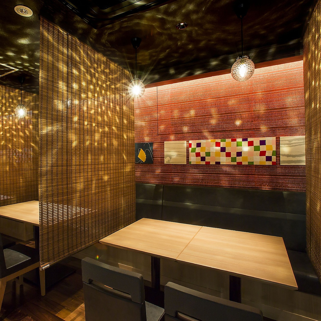 2名様～ご用意しているテーブル席は仕切りもついています。気兼ねなくゆっくりとお過ごしください