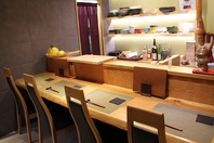 落ち着いたカウンター席で一人飲みも◎