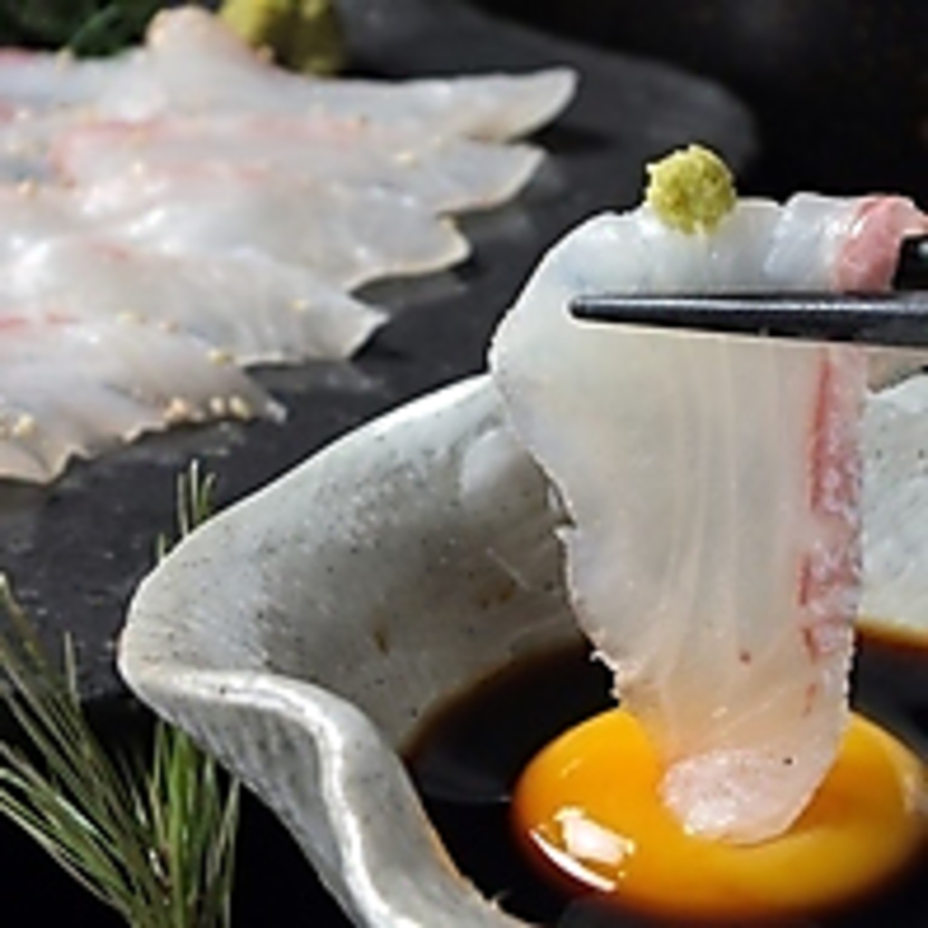 当店自慢の「艶吉の鯛めし」は新鮮な鯛の切り身に、こだわりのタレを絡めて食べる名物メニュー！