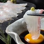 当店自慢の「艶吉の鯛めし」は新鮮な鯛の切り身に、こだわりのタレを絡めて食べる名物メニュー！