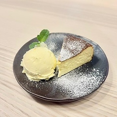 バスクチーズケーキ（アイスクリーム添え）の写真