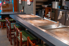 【お連れ様との大切な時間にも】パートナーとのお食事デート・同僚との2軒目利用にも使い勝手の良いカウンター席。肩を並べてお食事することで心の距離もグッと近づきます。本音で語り合える至福のひと時をお過ごしください。