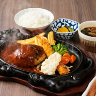 定食やセット、デザートまで豊富に取り揃えております♪