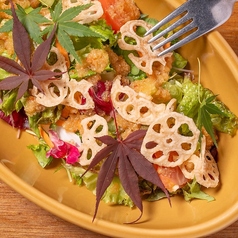 色々新鮮野菜とパリパリレンコンの秋サラダ~紅葉おろしのイタリアンドレッシング