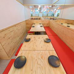 ゆったり座れて嬉しい片側がソファー椅子のお席もご用意しております♪